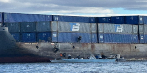 驳船搁浅遭哄抢，货物运输保险能赔吗