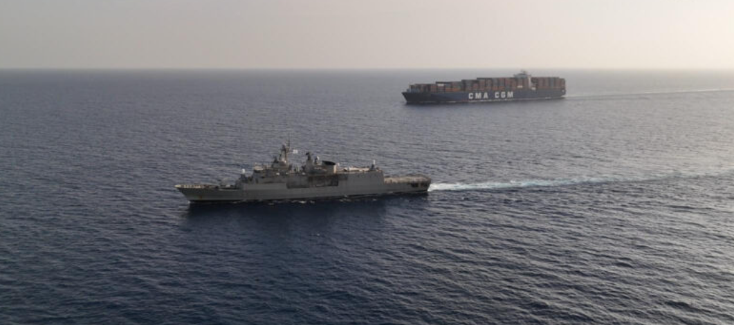 也门附近一商船遭数十艘武装船只袭击，航运复苏仍需谨慎