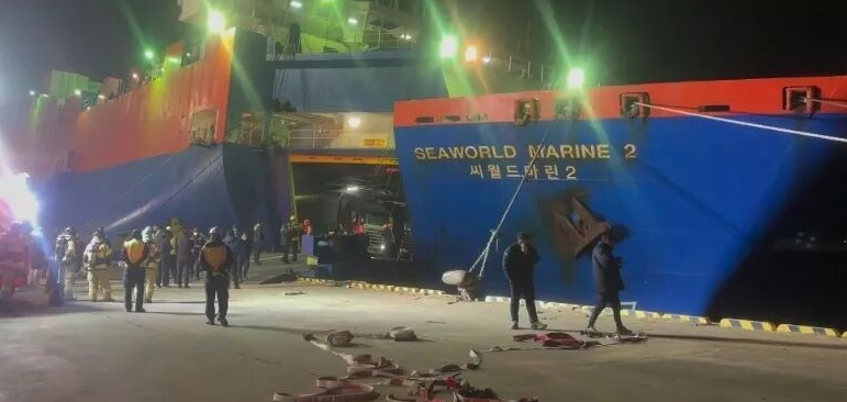 一韩国货船航行途中起火，载有127辆车